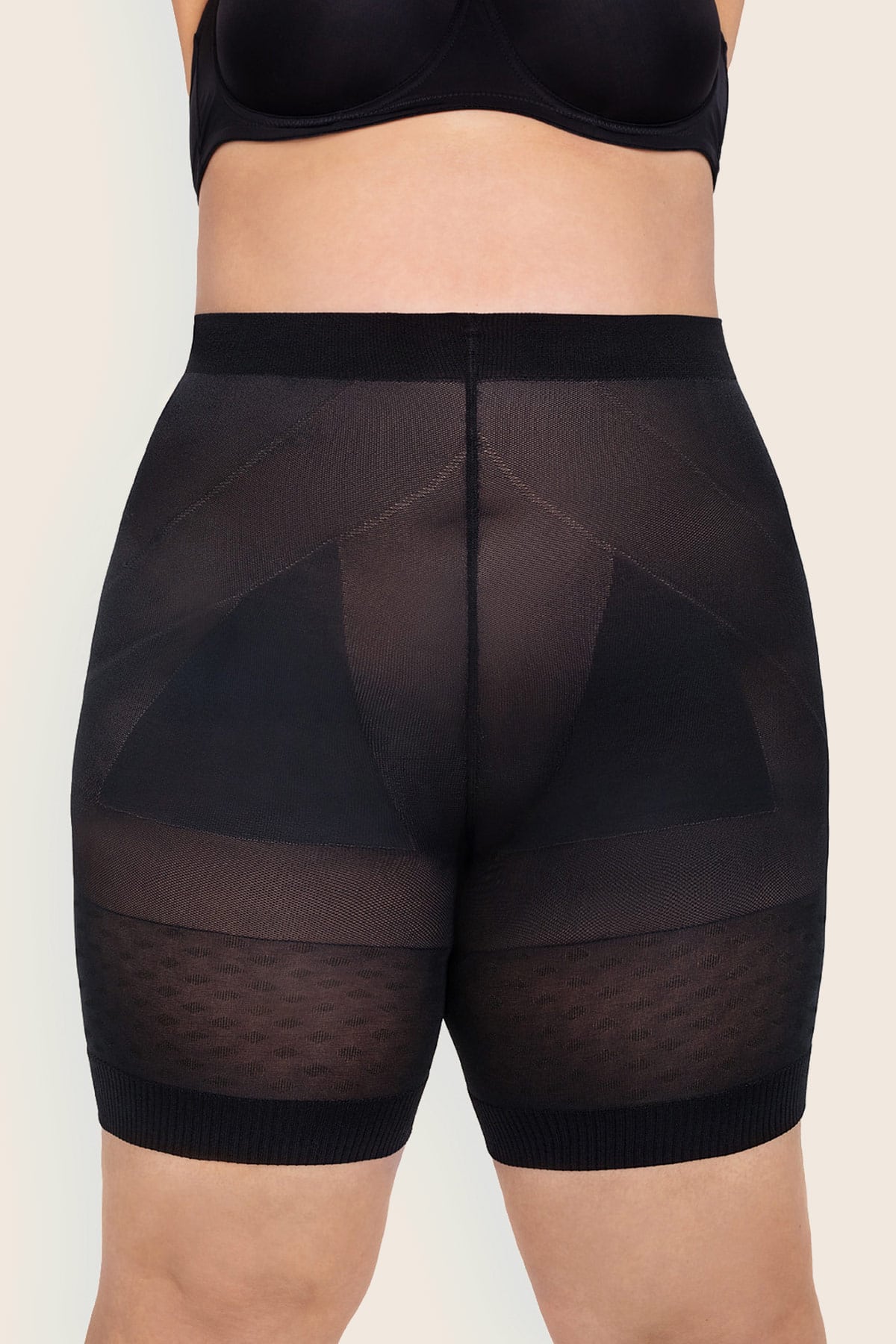 Aπαλό σμιλευτικό κορσέ σορτς από ελαφρύ, ελαστικό ύφασμα, που εγγυάται αυξημένη άνεση χρήσης τις ζεστές μέρες και τέλεια εφαρμογή. Το τυπικό μήκος της μέσης και του ποδιού μέχρι το μέσο του μηρού παρέχει βέλτιστη προστασία από ερεθισμούς στο εσωτερικό των μηρών. Η ενισχυμένη ύφανση στην κοιλιά και τους γοφούς λειαίνει απαλά τις καμπύλες. Με push-up τεχνολογία που διαμορφώνει απαλά και ανασηκώνει τους γλουτούς. Η υφή και η τεχνολογία ύφανσης το καθιστούν ιδιαίτερα απαλό στην υφή και να μην ξεχωρίζει κάτω από τα ρούχα, αποτελώντας μια εξαιρετική βάση για ντελικάτο καλοκαιρινό styling. Συμβουλευτείτε το μεγεθολόγιο για το νούμερό σας