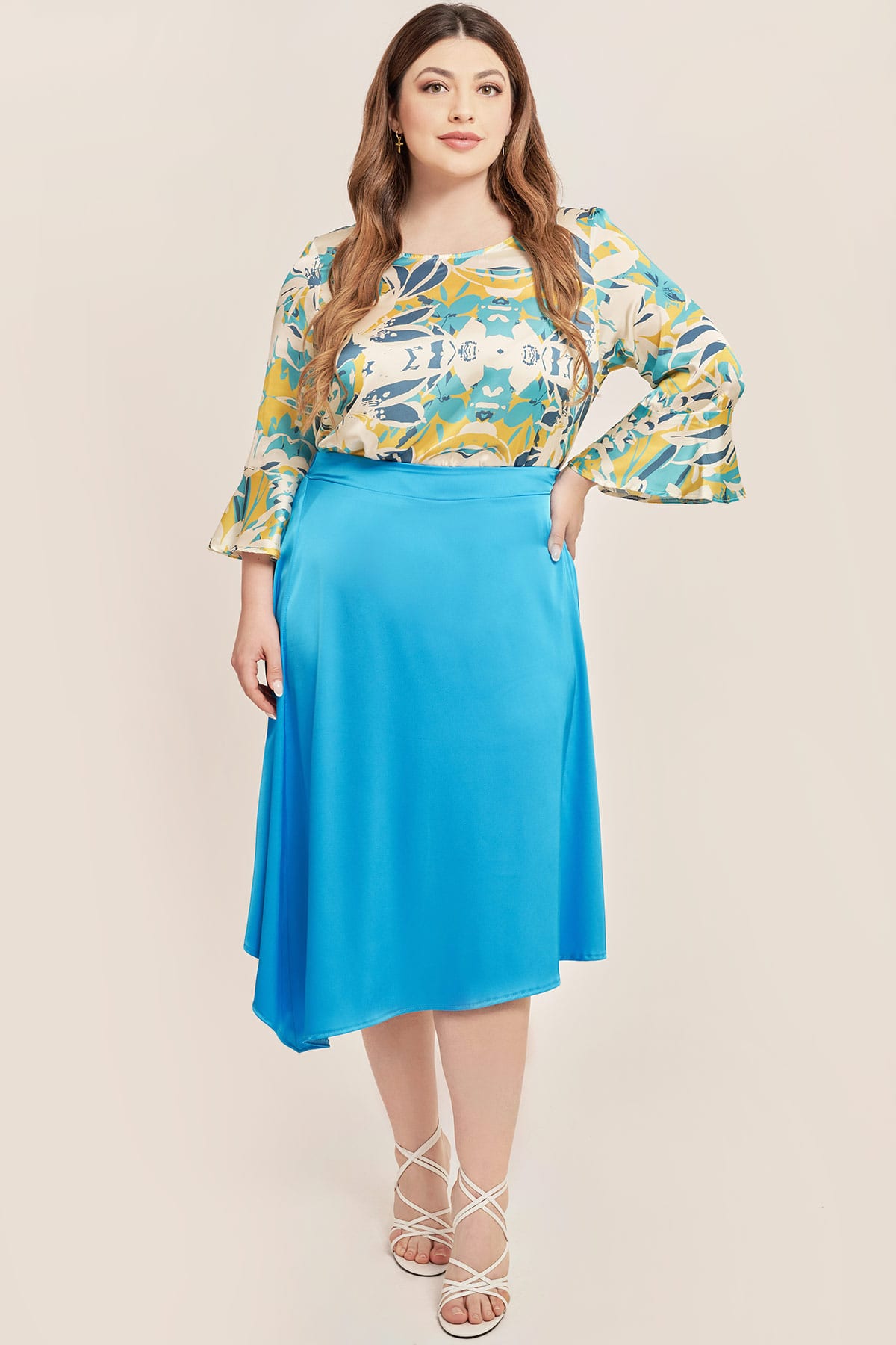 Σατέν φούστα ασύμμετρη. Ελαστική μέση για άψογη εφαρμογή. Σε άνετη γραμμή. Από ανακυκλωμένο ύφασμα. Το μοντέλο έχει ύψος 172εκ, στήθος 112, μέση 97, περιφέρεια 117 και φοράει το μέγεθος M