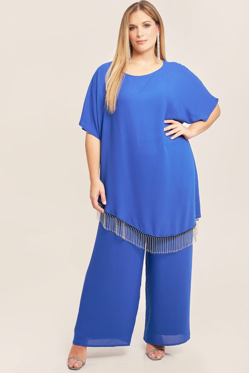 Μακριά παντελόνα από ζωρζέτα. Σε ίσια γραμμή με λάστιχο στη μέση για άψογη εφαρμογή. Το μοντέλο έχει ύψος 179 εκ, στήθος 109, μέση 89, περιφέρεια 119 και φοράει το μέγεθος M