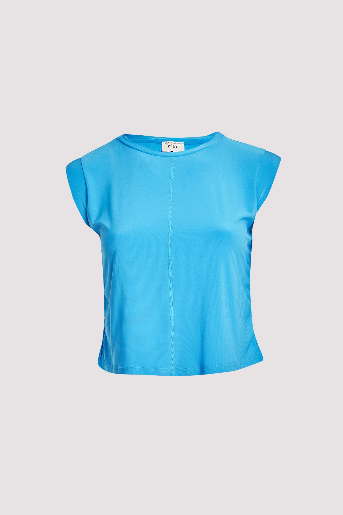 Τοπ σε stretchy ύφανση. Στρογγυλή λαιμόκοψη. Κοντά μανίκια στους ώμους. Κάθετη ραφή μπροστά στο κέντρο. Ελαστικό, σε εφαρμοστή γραμμή. Το μοντέλο έχει ύψος 178εκ, στήθος 108, μέση 94, περιφέρεια 114 και φοράει το μέγεθος S