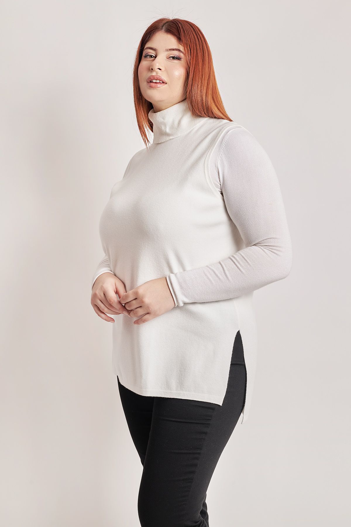 Μπλούζα από σύμμεικτο ύφασμα βισκόζης. Κοντά μανίκια και λαιμόκοψη ζιβάγκο. Ασύμμετρο τελείωμα με άνοιγμα στο πλάι. Το μοντέλο έχει ύψος 180 εκ, στήθος 106, μέση 88, περιφέρεια 117 και φοράει το μέγεθος S