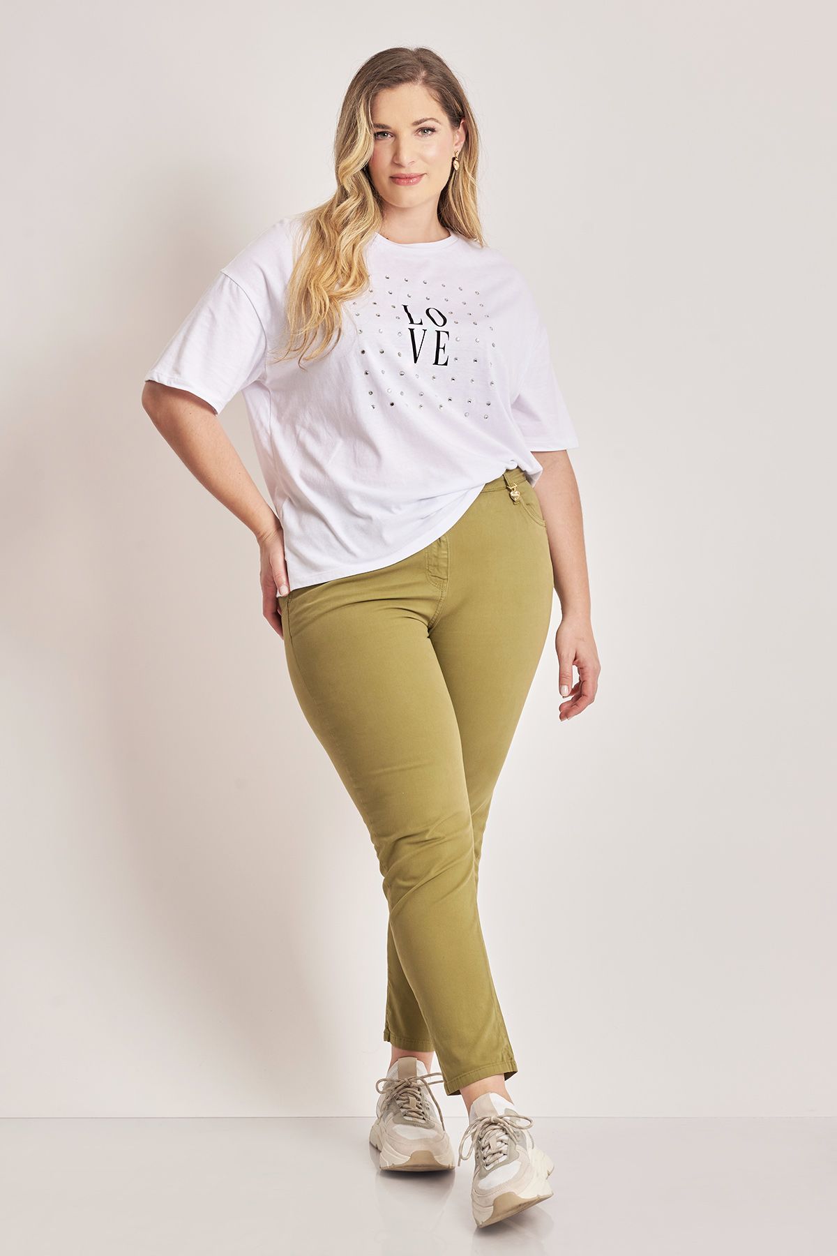 Νέα βελτιωμένη γραμμή στο αγαπημένο πεντάτσεπο! Παντελόνι με σχέδιο 5 τσέπες από ελαστική βαμβακερή καμπαρντίνα. Slim γραμμή. Ελαστικά πλαϊνά στη μέση για άψογη εφαρμογή. Κούμπωμα με χρυσό μεταλλικό κουμπί και φερμουάρ. Θηλάκια ζώνης. Διακριτικό κόσμημα μπροστά. Το μοντέλο έχει ύψος 177εκ, στήθος 105, μέση 88, περιφέρεια 110 και φοράει μέγεθος S