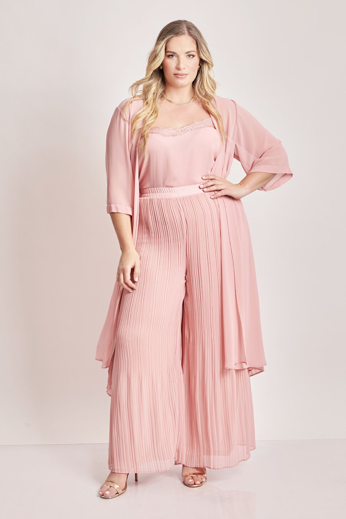 Μακριά άνετη chiffon παντελόνα πλισέ. Ελαστική μέση για άψογη εφαρμογή. Συνδυάστε τη με το κιμονό 012410705499 και ολοκληρώστε το στιλ σας. Το μοντέλο έχει ύψος 179 εκ, στήθος 109, μέση 89, περιφέρεια 119 και φοράει το μέγεθος S