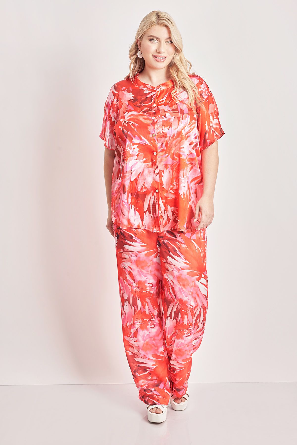 Παντελόνα σε ανάλαφρη σατινέ υφή. Εμπριμέ abstract floral μοτίβο. Ελαστική μέση. Σε ίσια γραμμή. Χωρίς φόδρα. Δε διαθέτει ελαστικότητα. Συνδυάζεται ως σετ με τη μπλούζα με το ίδιο εμπριμέ με κωδικό 012410505996. Το μοντέλο έχει ύψος 177εκ, στήθος 105, μέση 88, περιφέρεια 110 και φοράει μέγεθος S