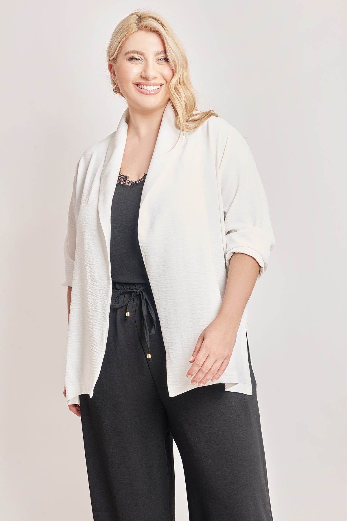 Ζακέτα μπλέιζερ σε στυλ σακάκι σε δροσερό ύφασμα washed με ανάγλυφη υφή. Με στρογγυλεμένο πέτο. Μακριά μανίκια. Σε ίσια γραμμή. Χωρίς κούμπωμα. Χωρίς φόδρα. Πλαϊνά ανοίγματα. Μήκος που καλύπτει τους γοφούς. Συμπληρώστε το σετ με το washed παντελόνι 012510205583 ή την washed παντελόνα 012410205584. Συνδυάζεται επίσης με τα ίδιας ύφανσης washed τοπ με κωδικό 012510105574 ή 012510108475 ή 012510108186 ή 012510105575 ή 012510107675 ή 012510107669. Το μοντέλο έχει ύψος 172 εκ, στήθος 108, μέση 94, περιφέρεια 111 και φοράει το μέγεθος S