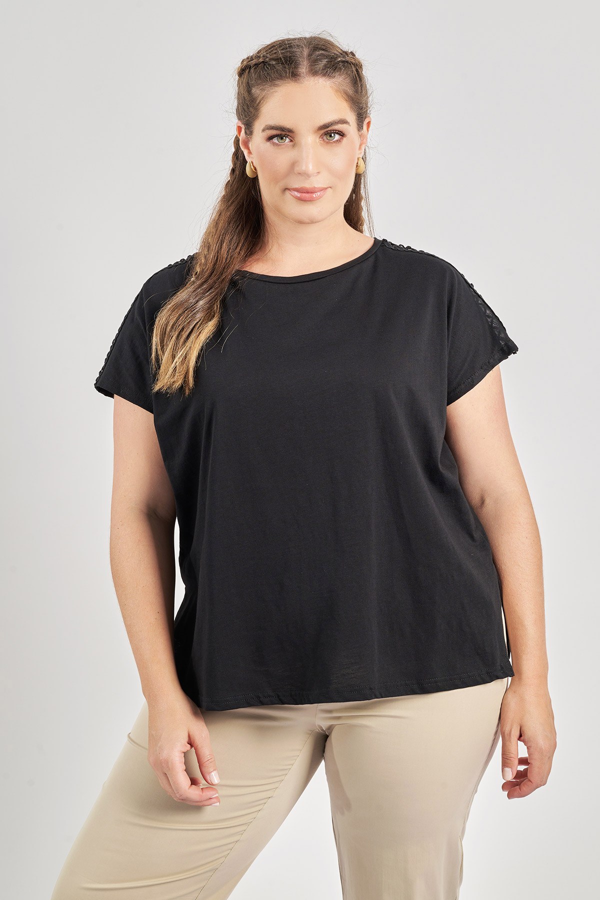 Μονόχρωμο T-Shirt από βαμβάκι. Στρογγυλή λαιμόκοψη και κοντά μανίκια. Λεπτομέρεια διάτρητη στους ώμους. Το μοντέλο έχει ύψος 180 εκ, στήθος 107, μέση 95, περιφέρεια 122 και φοράει το μέγεθος S