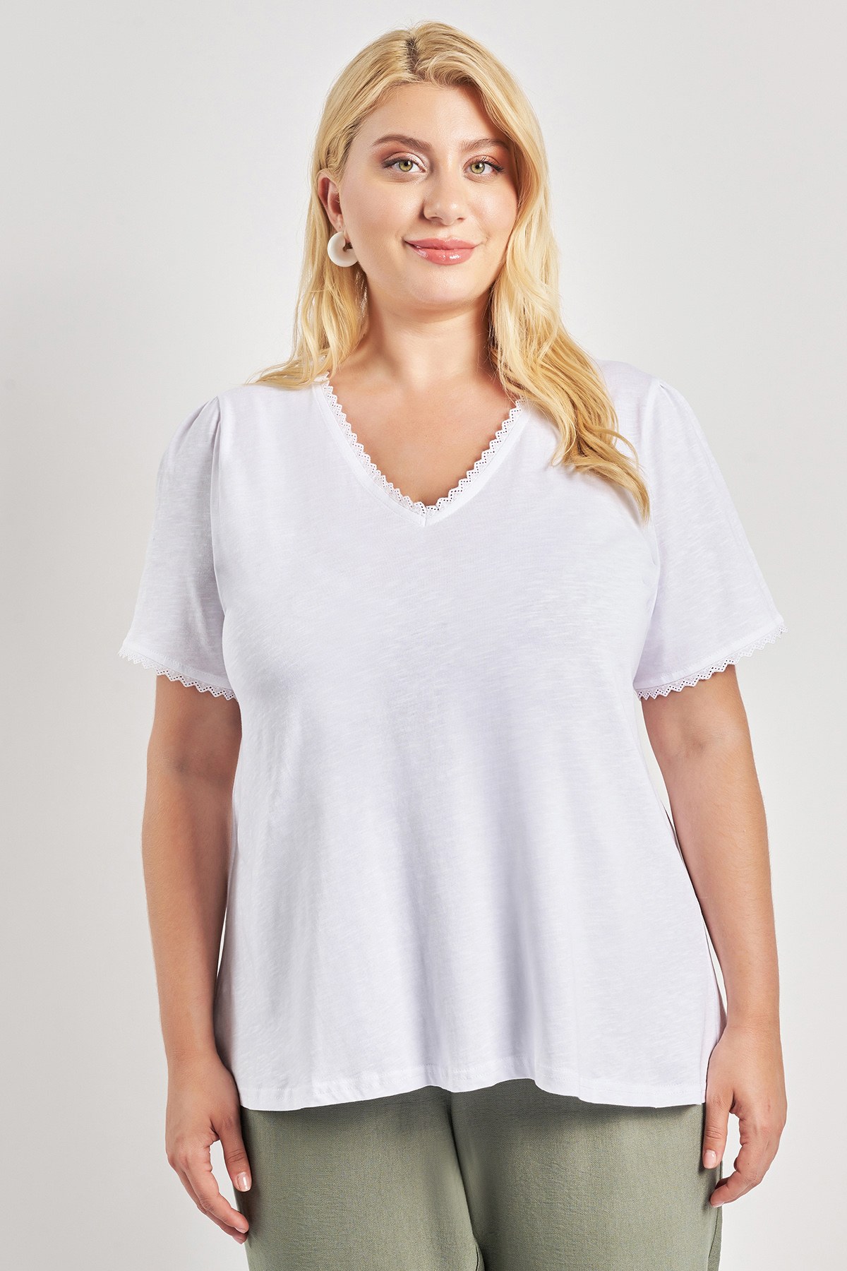 T-shirt από βαμβακερή φλάμα με λεπτομέρεια δαντέλας στη λαιμόκοψη και στα μανίκια. Κοντά μανίκια. V λαιμόκοψη. Σε ίσια γραμμή. Το μοντέλο έχει ύψος 177εκ, στήθος 110, μέση 85, περιφέρεια 115 και φοράει μέγεθος S
