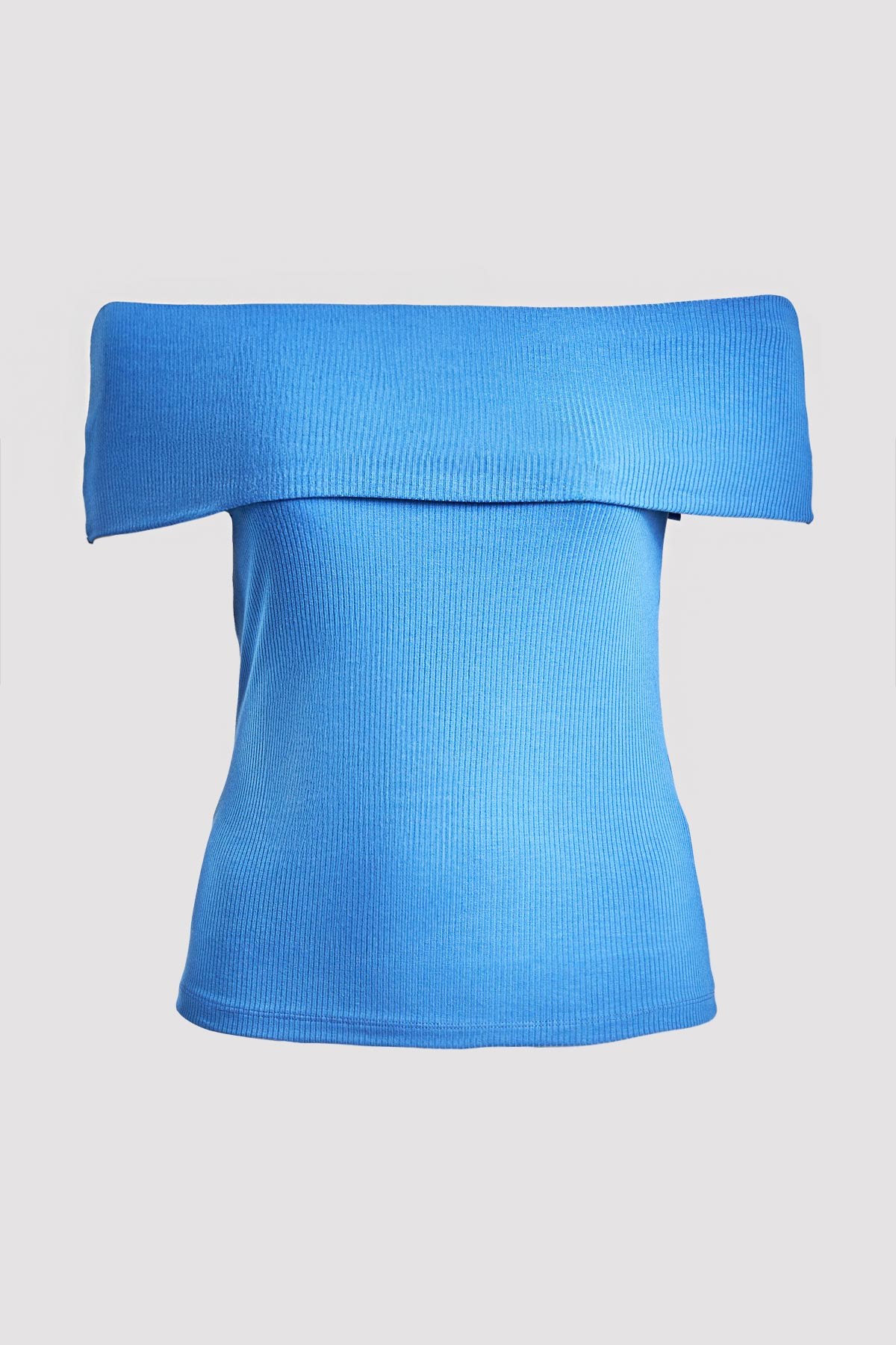 Έξωμη μπλούζα σε ελαστική ριπ ύφανση. Off-shoulder ντεκολτέ με γυριστό πέτο που καλύπτει και τα χέρια. Εφαρμοστή γραμμή. Ιδανική επιλογή για βραδινές εξόδους ή εμφανίσεις με χαρακτήρα, συνδυάζεται υπέροχα με τζιν ή φούστα. Το μοντέλο έχει ύψος 177εκ, στήθος 110, μέση 85, περιφέρεια 115 και φοράει μέγεθος S