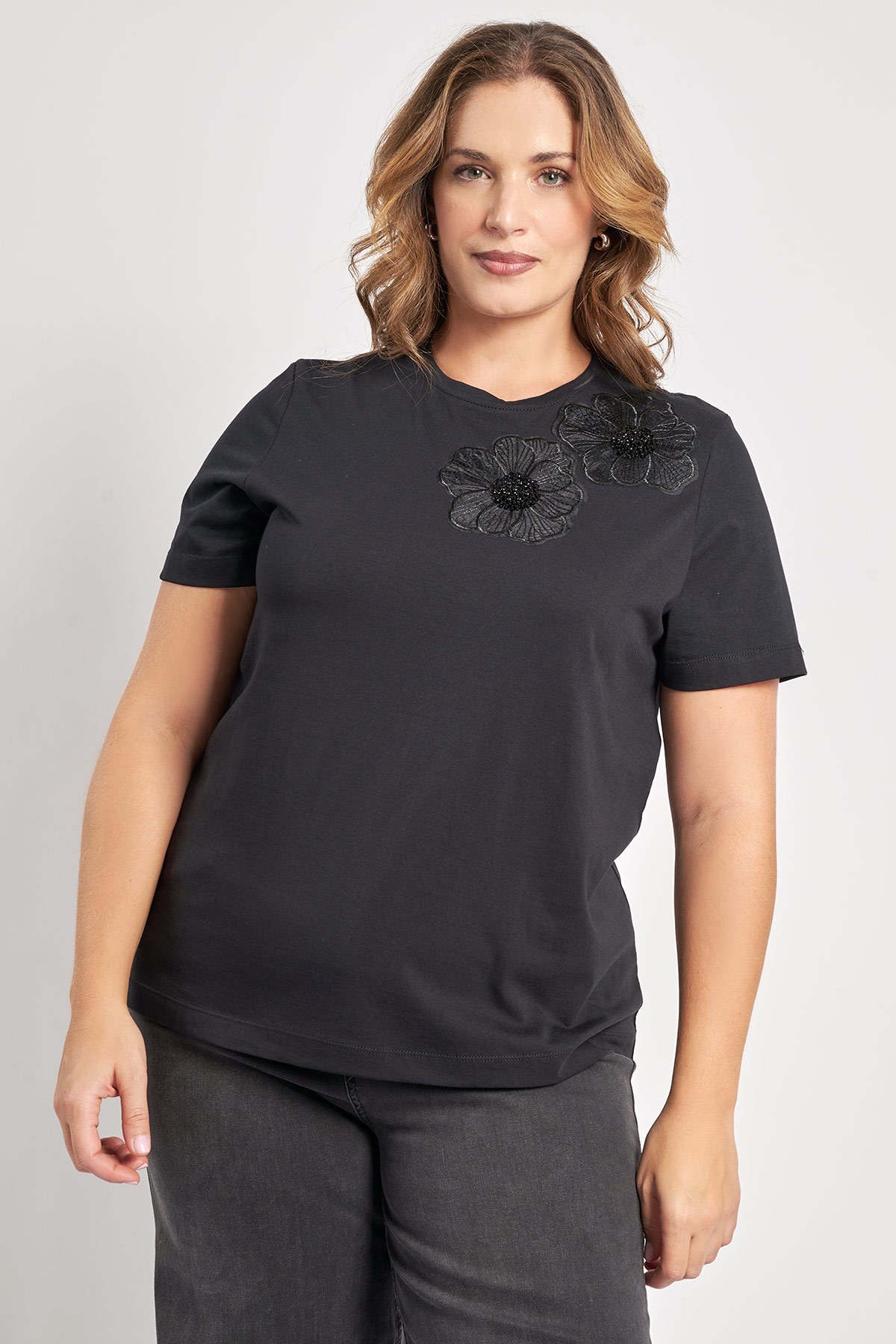 Μονόχρωμο T-Shirt από 100% βαμβάκι. Στρογγυλή λαιμόκοψη και κοντά μανίκια. Κεντητό σχέδιο λουλούδι στον ώμο. Το μοντέλο έχει ύψος 180 εκ, στήθος 107, μέση 95, περιφέρεια 122 και φοράει το μέγεθος S