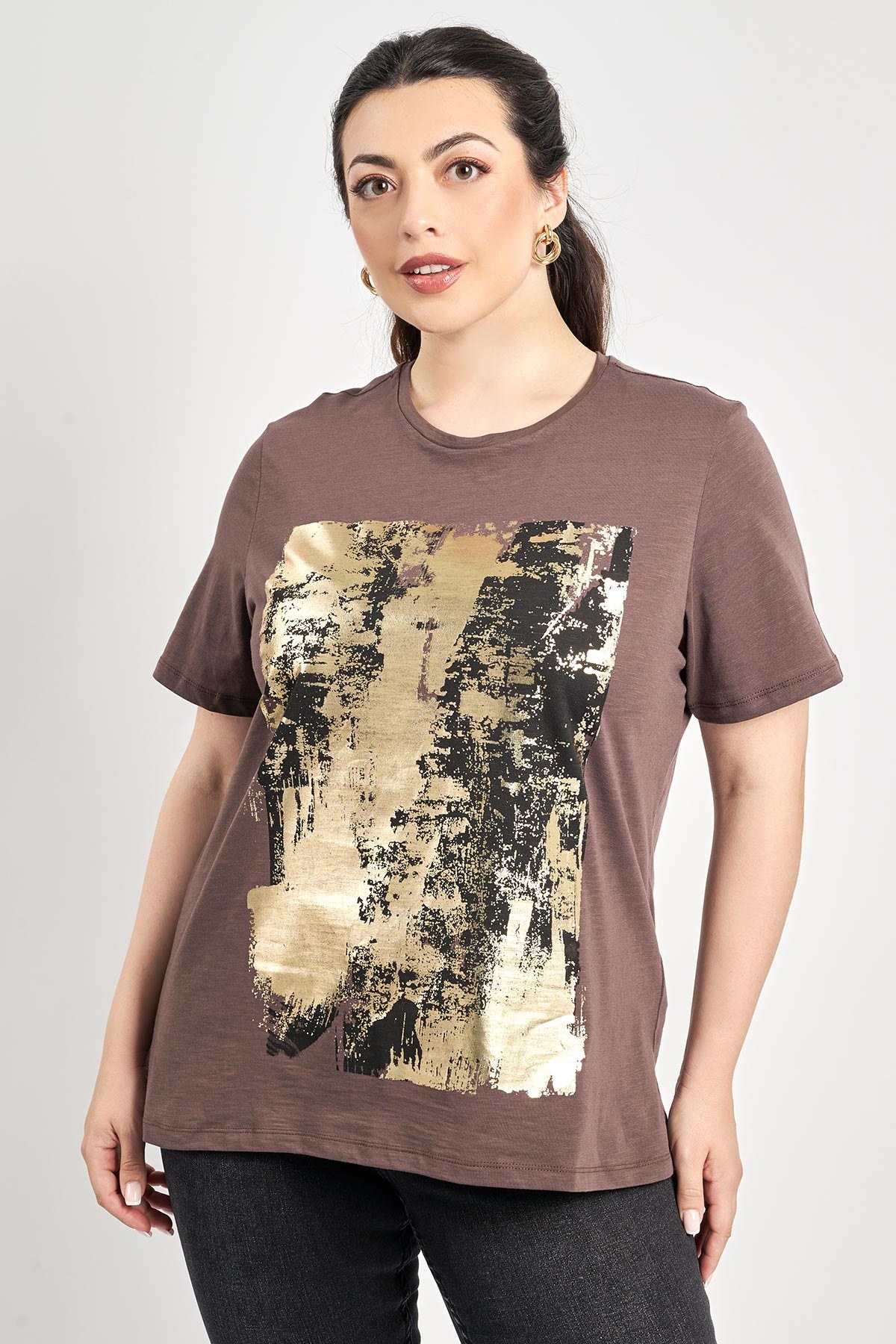T-Shirt κοντομάνικο από 100% Βαμβάκι. Με στρογγυλή λαιμόκοψη σε ίσια γραμμή. Τύπωμα εμπρός με αφηρημένο σχέδιο σε χρυσό φόιλ. Το μοντέλο έχει ύψος 172 εκ, στήθος 108, μέση 94, περιφέρεια 111 και φοράει το μέγεθος S