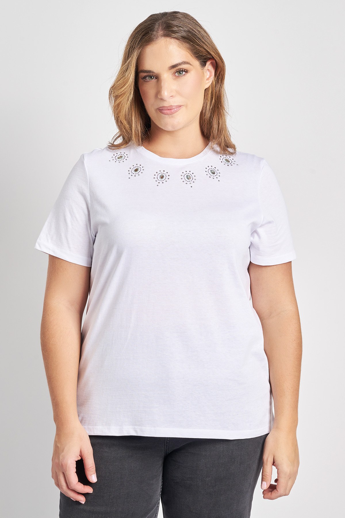T-Shirt από 100% βαμβάκι. Κοντά μανίκια και στρογγυλή λαιμόκοψη. Διακόσμηση με στρας στην μπροστινή όψη. Το μοντέλο έχει ύψος 180 εκ, στήθος 107, μέση 95, περιφέρεια 122 και φοράει το μέγεθος S