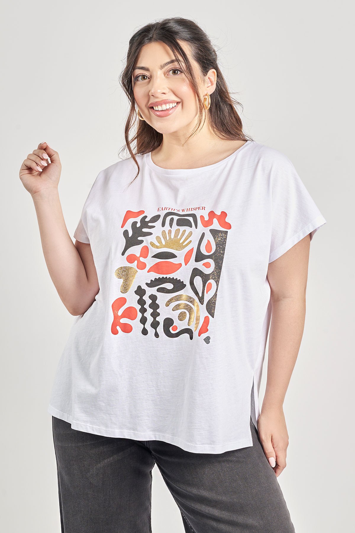 T-Shirt από 100% βαμβάκι. Σχέδιο με τύπωμα σε foil. Στρογγυλή λαιμόκοψη και κοντά μανίκια. Σε Α γραμμή. Το μοντέλο έχει ύψος 172 εκ, στήθος 108, μέση 94, περιφέρεια 111 και φοράει το μέγεθος S