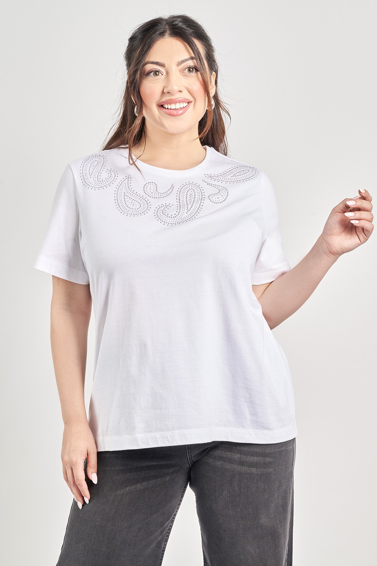 Τ-shirt από 100% βαμβάκι με σχέδιο με τρουκς στους ώμους. Στρογγυλή λαιμόκοψη. Κοντά μανίκια. Κανονική εφαρμογή. Το μοντέλο έχει ύψος 172 εκ, στήθος 108, μέση 94, περιφέρεια 111 και φοράει το μέγεθος S