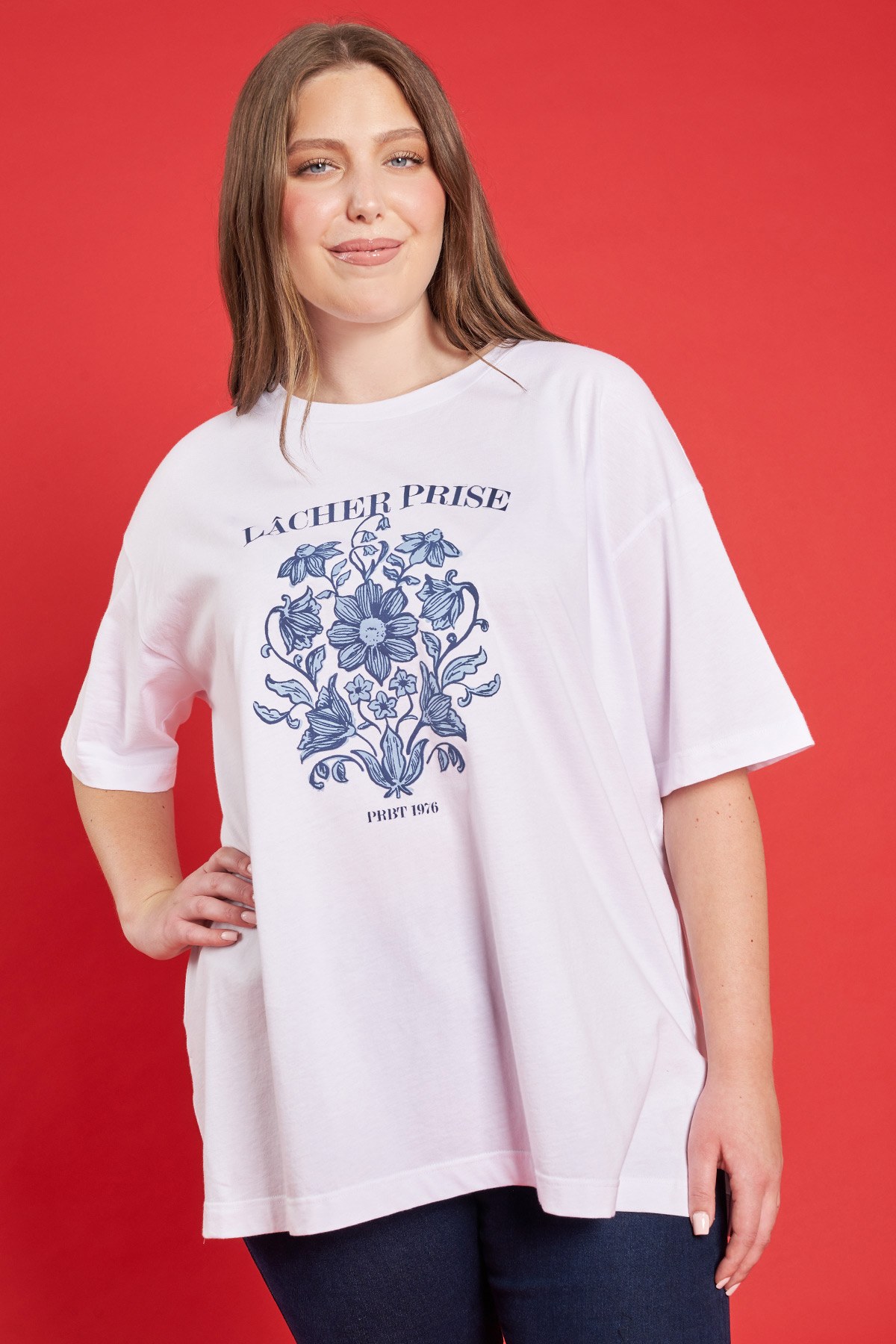 T-Shirt από 100% βαμβάκι σε άνετη γραμμή. Στρογγυλή λαιμόκοψη και κοντά μανίκια. Το μοντέλο έχει ύψος 178 εκ, στήθος 103, μέση 94, περιφέρεια 116 και φοράει το μέγεθος S