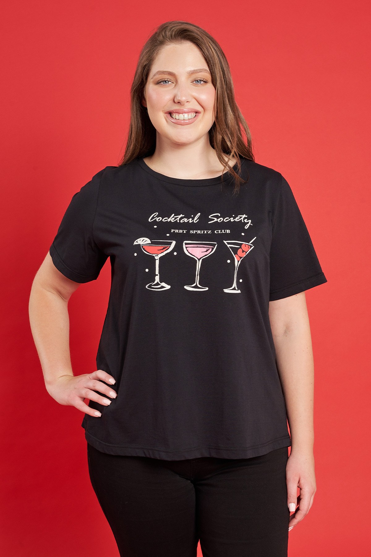 T-Shirt μονόχρωμο βαμβακερό με στάμπα κοκτέιλ. Στρογγυλή λαιμόκοψη και κοντά μανίκια. Το μοντέλο έχει ύψος 178 εκ, στήθος 103, μέση 94, περιφέρεια 116 και φοράει το μέγεθος S
