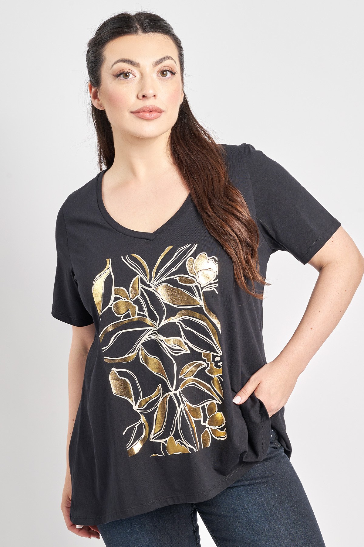 T-Shirt από 100% βαμβάκι με στάμπα foil. Λαιμόκοψη V και κοντά μανίκια. Το μοντέλο έχει ύψος 172 εκ, στήθος 108, μέση 93, περιφέρεια 111 και φοράει το μέγεθος S