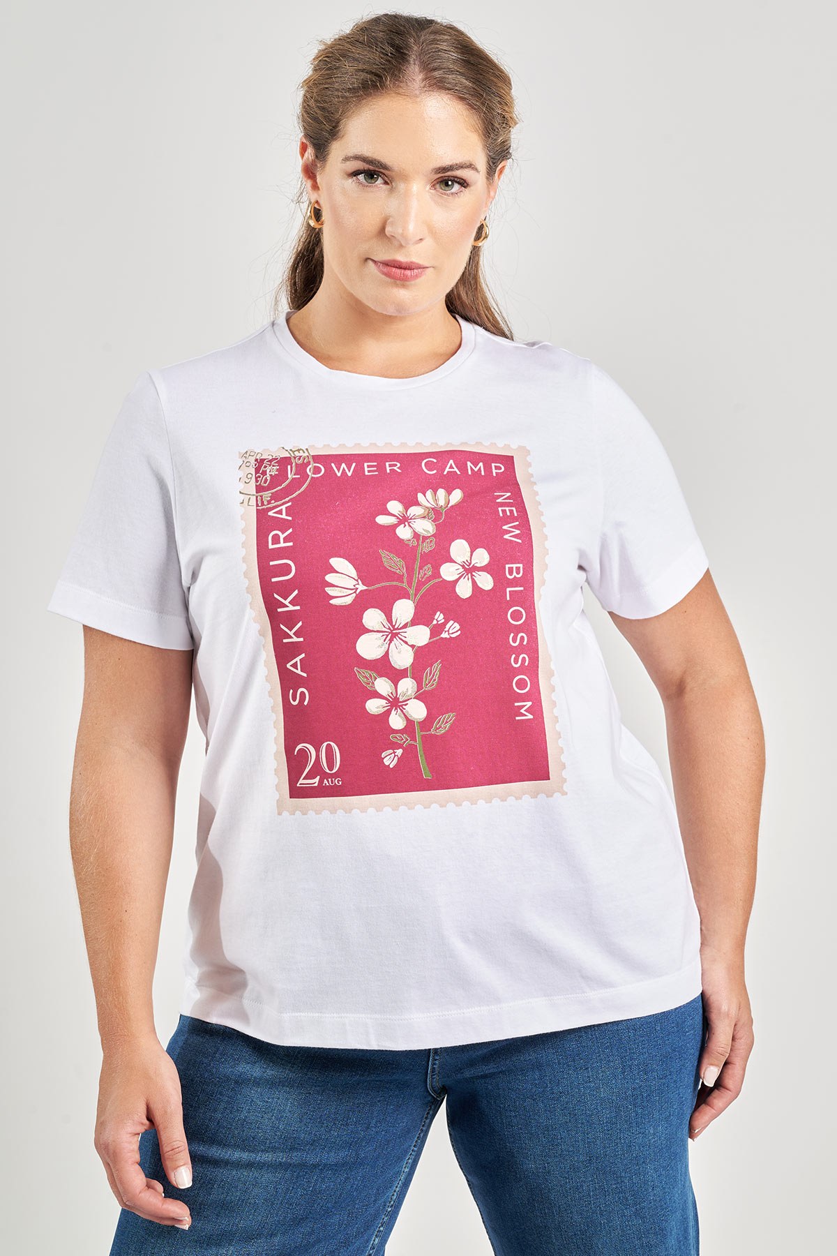 Βαμβακερό t-shirt με στάμπα γραμματόσημο με λουλούδια. Στρογγυλή λαιμόκοψη. Κοντά μανίκια. Ίσια γραμμή. Κανονική εφαρμογή. Το μοντέλο έχει ύψος 180 εκ, στήθος 107, μέση 95, περιφέρεια 122 και φοράει το μέγεθος S
