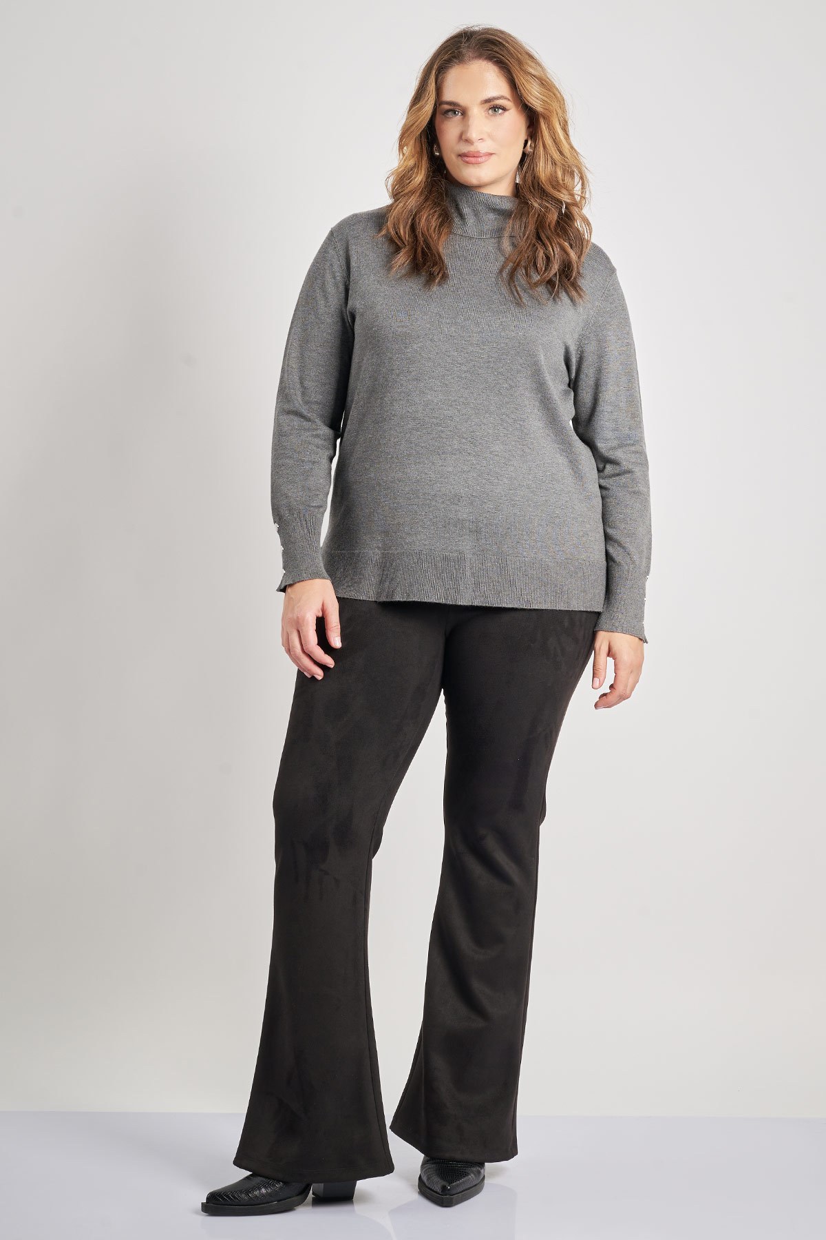 Αυτό το ψηλόμεσο παντελόνι με γραμμή καμπάνα είναι ένα μοντέρνο και κολακευτικό κομμάτι, ιδανικό για casual-chic εμφανίσεις. Διαθέτει βελούδινη υφή σουέτ και ελαστική μέση, προσφέροντας άνεση και στυλ. Συνδυάστε το με ζιβάγκο ή πλεκτό τοπ για ένα ζεστό χειμερινό look. Φορέστε το με μποτάκια με τακούνι για να τονίσετε τη μακριά γραμμή και την κίνηση της καμπάνας. Το μοντέλο έχει ύψος 180 εκ στήθος 107 μέση 95 περιφέρεια 122 και φοράει το μέγεθος Μ