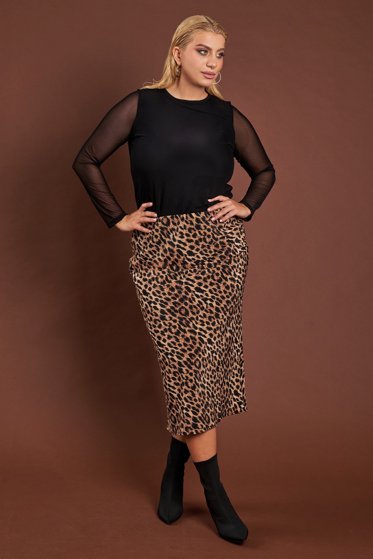 Μια κομψή μίντι φούστα που δεν πρέπει να λείπει από την γκαρνταρόμπα σας! Το σατινέ ύφασμα προσφέρει μια υπέροχη, ρευστή εφαρμογή και μεταξένια υφή, ενώ το all-over animal print χαρίζει μια τολμηρή και μοντέρνα πινελιά. Η γραμμή είναι ίσια και ελαφρώς σε Α, φτάνοντας μέχρι κάτω από το γόνατο. Διαθέτει ελαστική μέση για άψογη εφαρμογή και άνεση. Φορέστε τη με ένα μαύρο τοπ με διαφάνεια και ολοκληρώστε το look με σακάκι και ψηλές μπότες για βραδινές εμφανίσεις, ή με ένα ογκώδες πλεκτό πουλόβερ και sneakers για ένα πιο χαλαρό, αλλά fashionable, outfit. Το μοντέλο έχει ύψος 177εκ, στήθος 110, μέση 85, περιφέρεια 115 και φοράει μέγεθος S