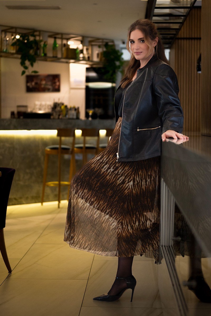 Αυτή η μάξι πλισέ φούστα είναι εντυπωσιακή και ιδανική για βραδινές εμφανίσεις. Διαθέτει εμπριμέ μοτίβο animal print με λεπτομέρειες lurex σε όλη την επιφάνεια και φαρδύ λάστιχο στη μέση για άνετη εφαρμογή. Για να αναδείξετε τη φούστα, συνδυάστε τη με ένα μονόχρωμο, στενό τοπ ή ζιβάγκο. Ολοκληρώστε το look με ψηλοτάκουνες γόβες ή μυτερά μποτάκια και ένα oversized σακάκι ή ένα μακρύ παλτό. Το μοντέλο έχει ύψος 177εκ στήθος 110 μέση 85 περιφέρεια 115 και φοράει μέγεθος S