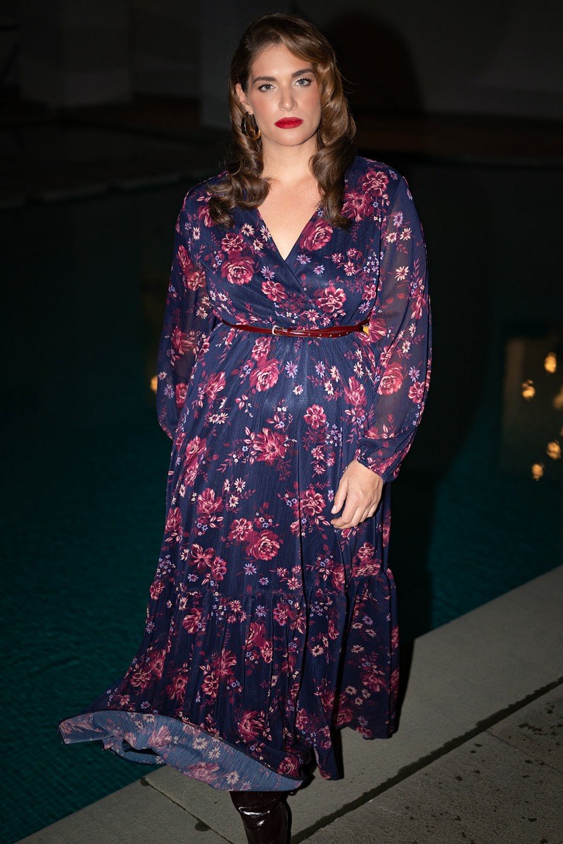 Αυτό το εντυπωσιακό μάξι φόρεμα από ανάλαφρο σιφόν ύφασμα είναι ιδανικό για επίσημες εμφανίσεις και βραδινό look. Διαθέτει πλούσιο floral τύπωμα, V-λαιμόκοψη, μακριά μανίκια και ελαστική μέση, ενώ η φούστα αποτελείται από βολάν, προσδίδοντας κίνηση. Με φόδρα στο κυρίως μέρος. Συνδυάστε το με ψηλοτάκουνα πέδιλα ή γόβες για μία κομψή εμφάνιση. Προσθέστε ένα μικρό clutch και διακριτικά κοσμήματα για να ολοκληρώσετε το θηλυκό και ρομαντικό στυλ. Το μοντέλο έχει ύψος 180 εκ στήθος 107 μέση 95 περιφέρεια 122 και φοράει το μέγεθος S