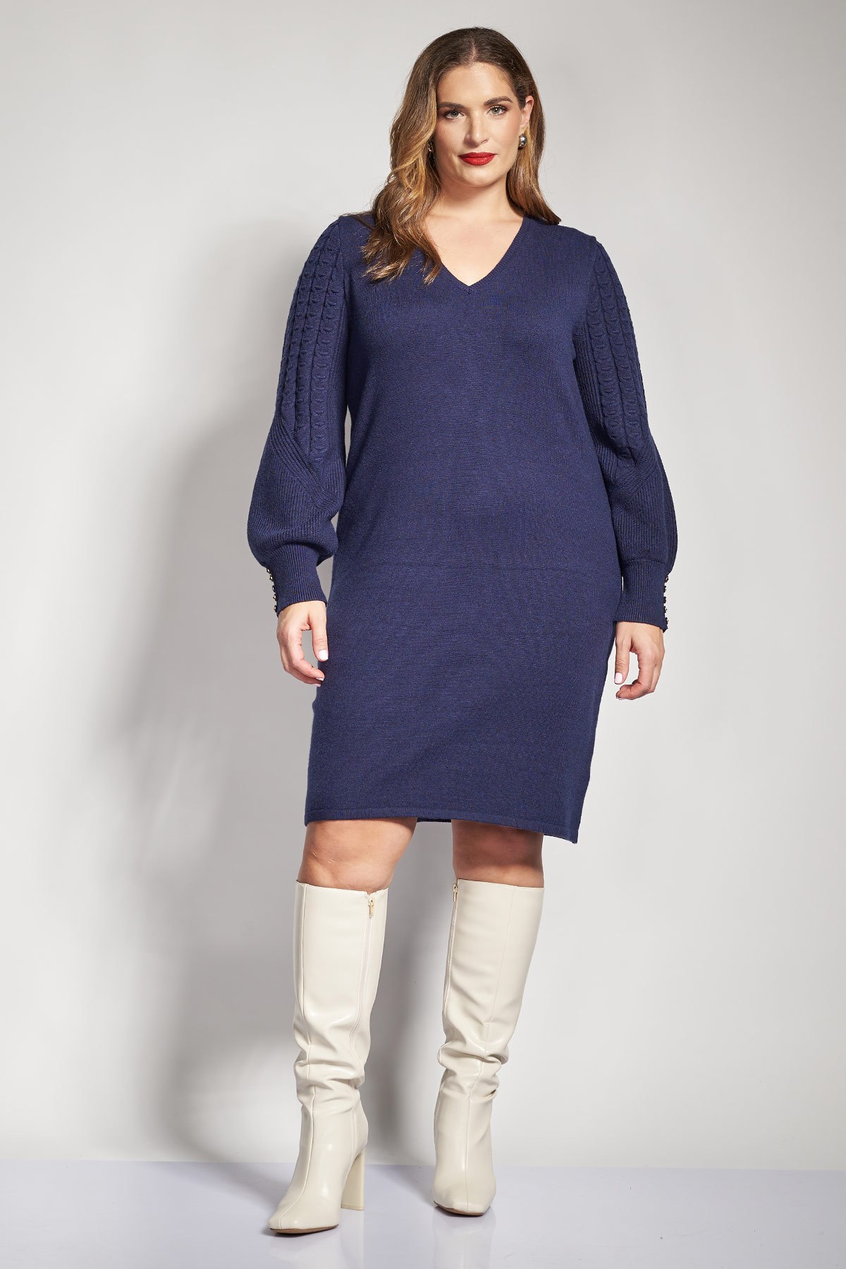 Πλεκτό μίνι φόρεμα με κλασική V λαιμόκοψη, ιδανικό για ζεστό και κομψό ντύσιμο. Η γραμμή του είναι ίσια και άνετη, ενώ τα μακριά του μπαλούν μανίκια ξεχωρίζουν, καθώς φέρουν ανάγλυφη πλέξη με σχέδιο πλεξούδας και καταλήγουν σε φαρδιά μανσέτα με διακριτικό κουμπί. Πρόκειται για ένα ευέλικτο κομμάτι που μπορεί να φορεθεί σαν φόρεμα ή μακριά τουνίκ. Για μια εμφάνιση από το πρωί έως το απόγευμα, συνδυάστε το με αδιάφανο καλσόν και μπότες ιππασίας ή αρβυλάκια, προσθέτοντας μια μακριά ζακέτα ή puffer μπουφάν. Για μια πιο εντυπωσιακή βραδινή έξοδο, φορέστε το με ψηλές μπότες, όπως μπότες πάνω από το γόνατο, και ολοκληρώστε το look με ένα εντυπωσιακό ζευγάρι σκουλαρίκια και ένα μακρύ μάλλινο παλτό. Το μοντέλο έχει ύψος 180 εκ στήθος 107 μέση 95 περιφέρεια 122 και φοράει το μέγεθος S