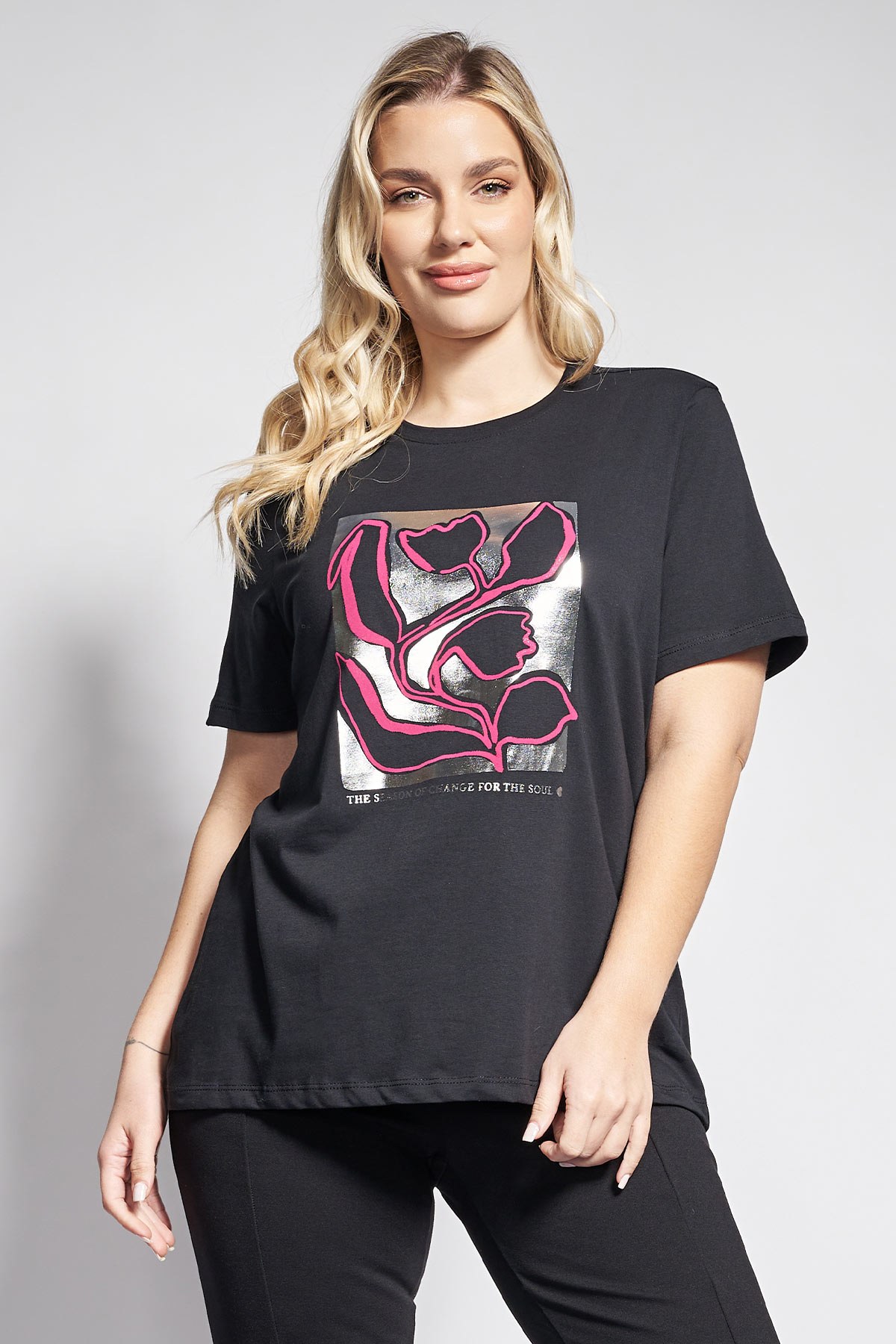 Βαμβακερό t-shirt με κοντά μανίκια και κλασική στρογγυλή λαιμόκοψη. Σε κανονική εφαρμογή και ίσια γραμμή που πέφτει χαλαρά στο σώμα. Ξεχωρίζει για το φόιλ τύπωμα με καλλιτεχνικά γραμμικά σχέδια λουλουδιών. Αποτελεί την ιδανική βάση για ένα σύγχρονο casual look αν συνδυαστεί με ένα ψηλόμεσο υφασμάτινο παντελόνι και ένα oversized blazer, δημιουργώντας μια ενδιαφέρουσα αντίθεση ανάμεσα στο statement print και την αυστηρή γραμμή του σακακιού. Το μοντέλο έχει ύψος 176 εκ στήθος 99 μέση 85 περιφέρεια 114 και φοράει το μέγεθος S