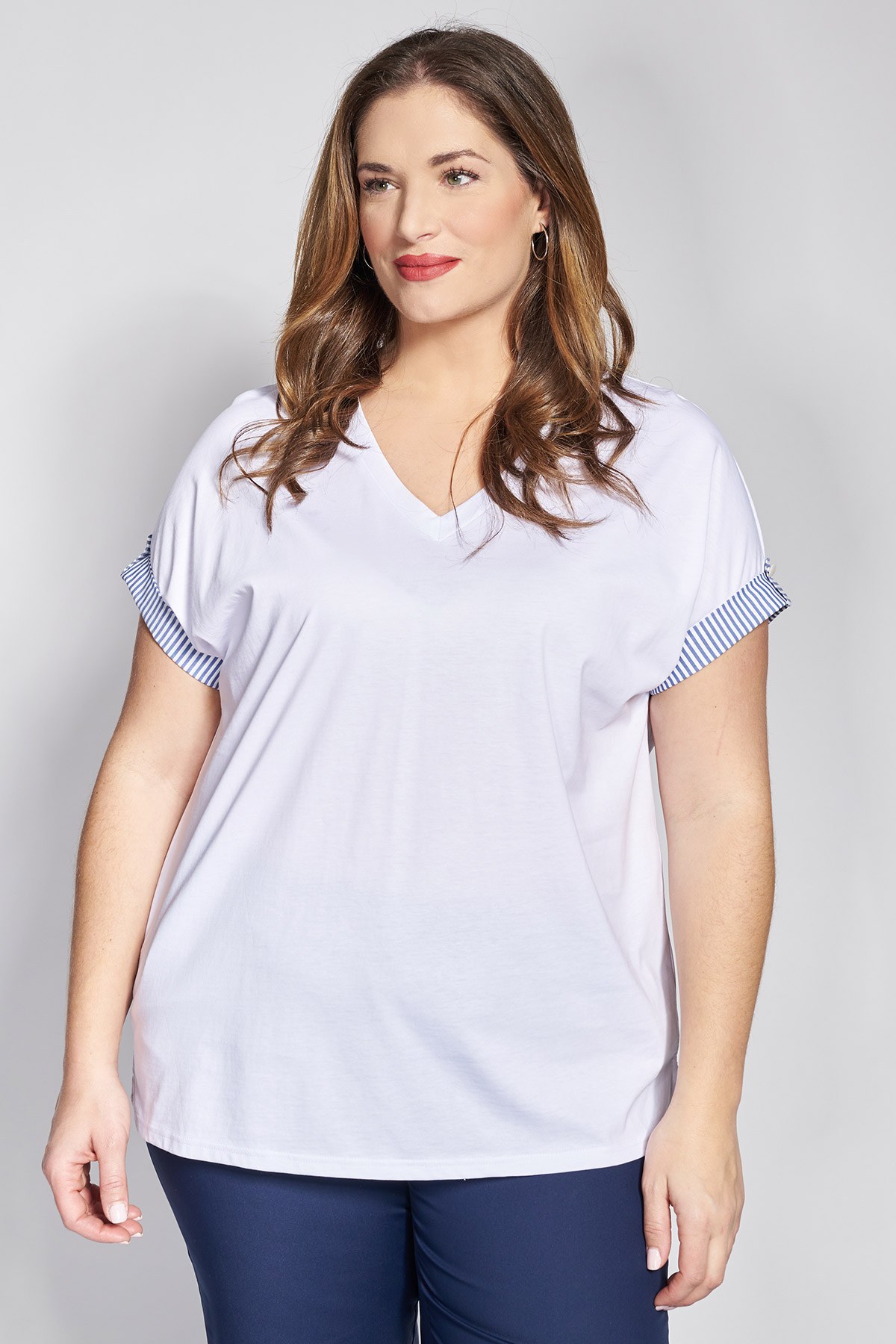Βαμβακερό t-shirt με V λαιμόκοψη που θα προσδώσει νότα ναυτικής κομψότητας και φρεσκάδας στις εμφανίσεις σας. Από 100% ποιοτικό βαμβακερό ύφασμα εξασφαλίζει εξαιρετική απαλότητα και επιτρέπει στο δέρμα να αναπνέει, προσφέροντας άνεση που διαρκεί όλη μέρα. Το στοιχείο που την κάνει να ξεχωρίζει είναι το ριγέ ρεβέρ στα μανίκια, το οποίο δημιουργεί μια καλαίσθητη αντίθεση και προσθέτει έναν 