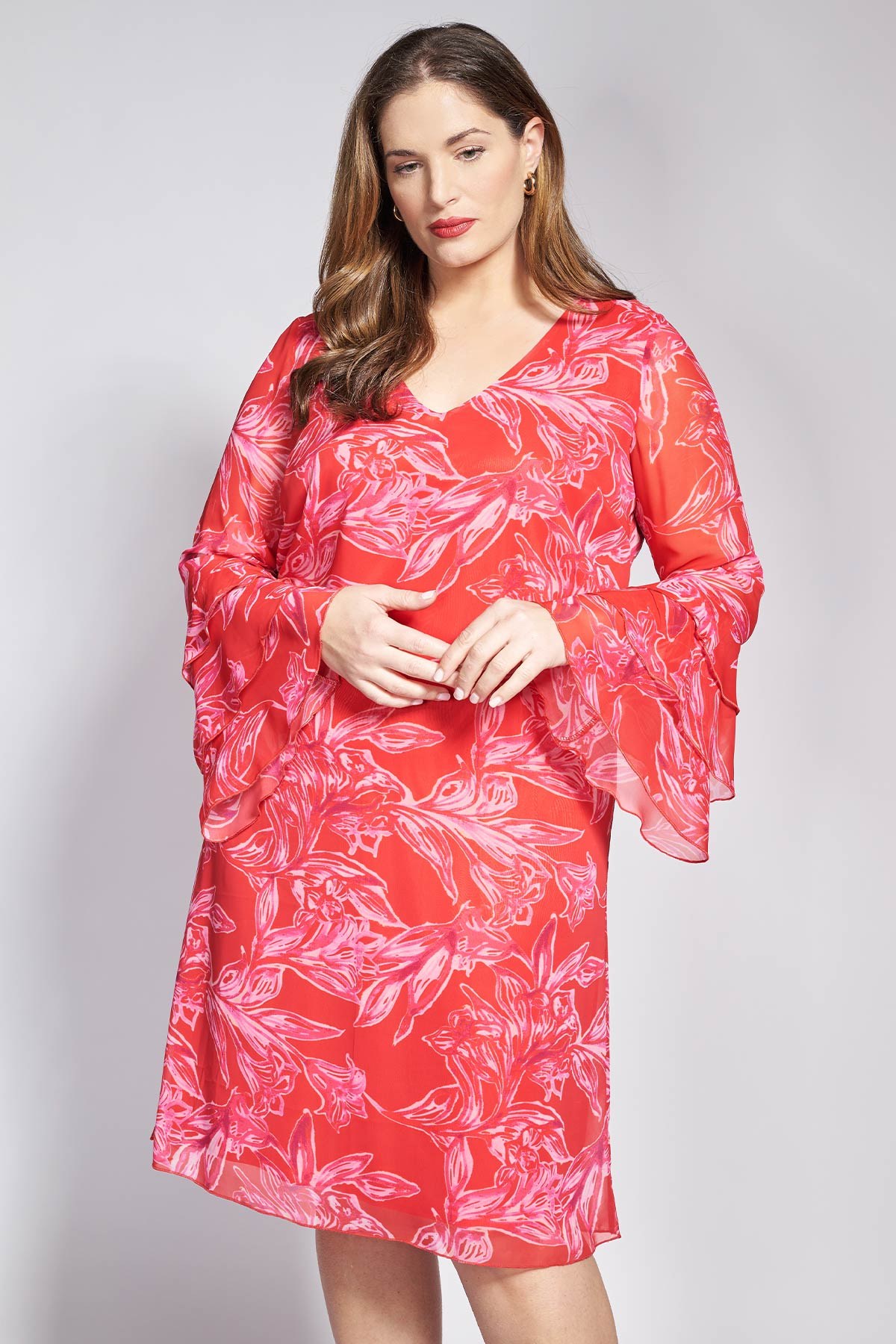 Αφεθείτε στη ρομαντική γοητεία αυτού του φορέματος, που έχει σχεδιαστεί για να χαρίζει κίνηση και αιθέρια αίσθηση σε κάθε σας βήμα. Η χρήση διπλής στρώσης chiffon εξασφαλίζει την απαραίτητη κάλυψη χωρίς να στερεί από το ρούχο τη χαρακτηριστική του διαφάνεια και την ανάλαφρη υφή, ενώ το φλοράλ εμπριμέ μοτίβο προσδίδει μια αίσθηση διαχρονικής κομψότητας. Το σχέδιο αναβαθμίζεται με βολάν στα μανίκια, δημιουργώντας μια πολυεπίπεδη σιλουέτα που αγκαλιάζει αρμονικά το σώμα. Είναι το ιδανικό κομμάτι για εσάς που αναζητάτε μια αέρινη εμφάνιση που ισορροπεί ανάμεσα στο κλασικό και το σύγχρονο στυλ.Chic look: Συνδυάστε το με εσπαντρίγιες ή flat δερμάτινα σανδάλια και μια ψάθινη τσάντα για μια προσεγμένη εμφάνιση με αέρα εξοχής. Evening look: Αναδείξτε τον luxury χαρακτήρα του chiffon με ψηλοτάκουνες γόβες και μακριά σκουλαρίκια, επιλέγοντας ένα clutch σε τόνους που υπάρχουν στο φλοράλ σχέδιο. Το μοντέλο έχει ύψος 180 εκ στήθος 107 μέση 95 περιφέρεια 122 και φοράει το μέγεθος S