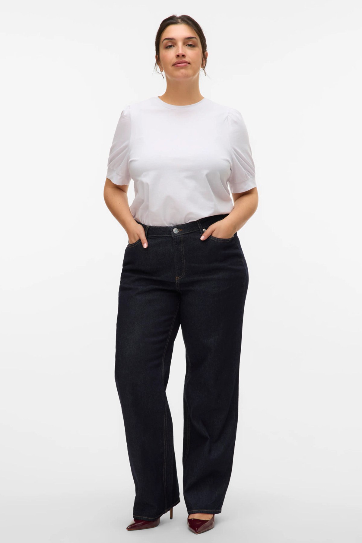 Ψηλόμεσο τζιν με φαρδιά γραμμή και έντονες ραφές. Πεντάτσεπο, με θηλιές στη ζώνη. Κλείσιμο με φερμουάρ και κουμπί. Μακρύ μήκος. Συνδυάστε το με ένα στενό τοπ για να τονίσετε τη μέση σας, προσθέστε ένα ζευγάρι kitten heel μποτάκια και ένα κομψό σακάκι για μια casual chic εμφάνιση ή συνδυάστε το με ένα πλεκτό πουλόβερ με χοντρό ύφασμα και αθλητικά παπούτσια για μια πιο καθημερινή εμφάνιση.Αυτό το προϊόν περιέχει οργανικό βαμβάκι και ανακυκλωμένο πολυεστέρα. Το οργανικό βαμβάκι καλλιεργείται χωρίς τη χρήση επιβλαβών χημικών ουσιών. Η βιολογική καλλιέργεια βαμβακιού προστατεύει τους φυσικούς πόρους και τη βιοποικιλότητα. Ο ανακυκλωμένος πολυεστέρας εξοικονομεί φυσικούς πόρους και μειώνει την ποσότητα των αποβλήτων.