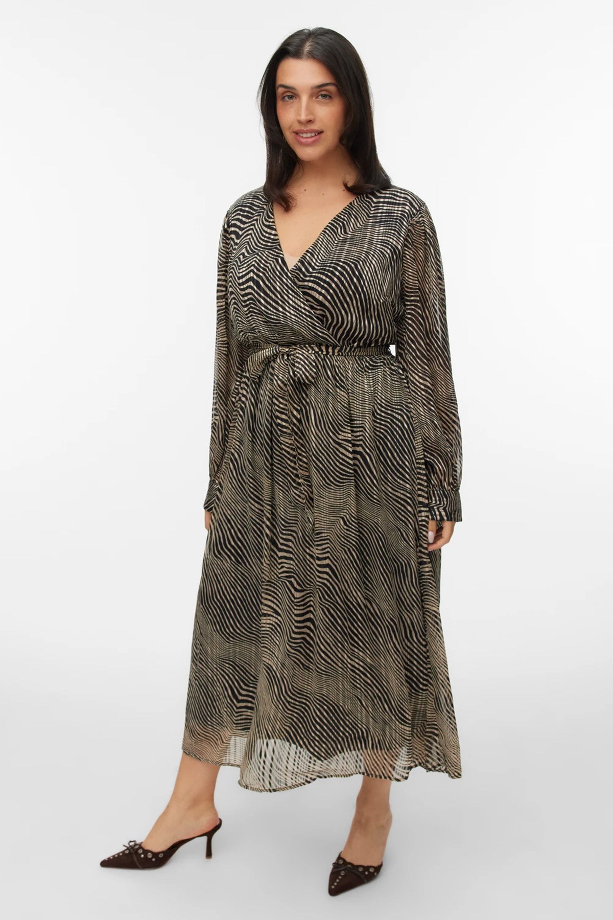 Φόρεμα σε σχέδιο γεωμετρικό εμπριμέ. Κρουαζέ μπούστο και μακριά μανίκια με μανσέτα. Δένει στη μέση με ζώνη ίδιας ύφανσης. Φοδραρισμένο.