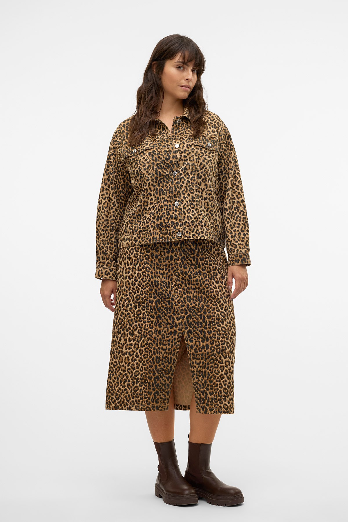 Βαμβακερή ψηλόμεση φούστα σε animal print. Κλείσιμο μπροστά με κουμπί και φερμουάρ. Σκίσιμο μπροστά.