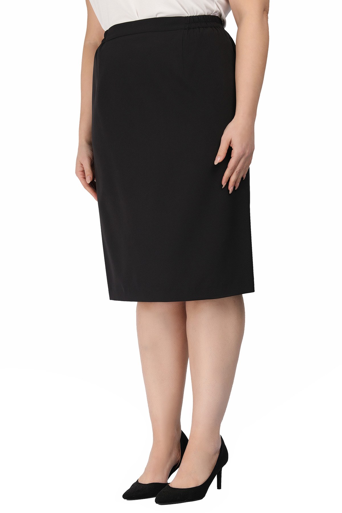 Επένδυσε σε ένα διαχρονικό κομμάτι-κλειδί που συνδυάζει την αυστηρή γοητεία με τη σύγχρονη θηλυκότητα, ιδανικό για να αναδείξει κάθε επαγγελματική σου εμφάνιση. Από ύφασμα κρεπ με την απαραίτητη ελαστικότητα, εξασφαλίζει αντοχή στο τσαλάκωμα και άνεση καθ%27 όλη τη διάρκεια της ημέρας. Ο σχεδιασμός της διακρίνεται για την καθαρή γραμμή στη μέση, ενώ οι προσεγμένες ραφές στο πίσω μέρος και το διακριτικό κλείσιμο με κρυφό φερμουάρ εγγυώνται μια αψεγάδιαστη εικόνα. Η γραμμή της είναι pencil, αγκαλιάζοντας αρμονικά τις καμπύλες, με το μήκος να φτάνει ακριβώς στο γόνατο για ένα απόλυτα ισορροπημένο αποτέλεσμα. Στα έξτρα χαρακτηριστικά της περιλαμβάνεται η εσωτερική φόδρα για καλύτερη κάλυψη και το μικρό σκίσιμο στο πίσω μέρος που επιτρέπει πλήρη ελευθερία κινήσεων. Office look: Συνδύασέ την με ένα κλασικό πουκάμισο ή ένα λεπτό πλεκτό τοπ και ολοκλήρωσε το σύνολο με γόβες ή κομψά loafers. Casual look: Για μια πιο χαλαρή προσέγγιση, ταίριαξέ την με ένα oversized t-shirt φορεμένο από μέσα, ένα denim jacket και sneakers με minimal σχεδιασμό.