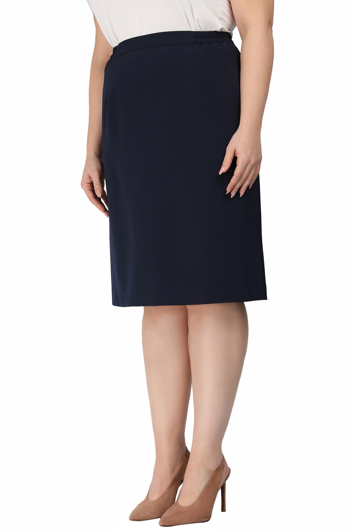 Επένδυσε σε ένα διαχρονικό κομμάτι-κλειδί που συνδυάζει την αυστηρή γοητεία με τη σύγχρονη θηλυκότητα, ιδανικό για να αναδείξει κάθε επαγγελματική σου εμφάνιση. Από ύφασμα κρεπ με την απαραίτητη ελαστικότητα, εξασφαλίζει αντοχή στο τσαλάκωμα και άνεση καθ%27 όλη τη διάρκεια της ημέρας. Ο σχεδιασμός της διακρίνεται για την καθαρή γραμμή στη μέση, ενώ οι προσεγμένες ραφές στο πίσω μέρος και το διακριτικό κλείσιμο με κρυφό φερμουάρ εγγυώνται μια αψεγάδιαστη εικόνα. Η γραμμή της είναι pencil, αγκαλιάζοντας αρμονικά τις καμπύλες, με το μήκος να φτάνει ακριβώς στο γόνατο για ένα απόλυτα ισορροπημένο αποτέλεσμα. Στα έξτρα χαρακτηριστικά της περιλαμβάνεται η εσωτερική φόδρα για καλύτερη κάλυψη και το μικρό σκίσιμο στο πίσω μέρος που επιτρέπει πλήρη ελευθερία κινήσεων. Office look: Συνδύασέ την με ένα κλασικό πουκάμισο ή ένα λεπτό πλεκτό τοπ και ολοκλήρωσε το σύνολο με γόβες ή κομψά loafers. Casual look: Για μια πιο χαλαρή προσέγγιση, ταίριαξέ την με ένα oversized t-shirt φορεμένο από μέσα, ένα denim jacket και sneakers με minimal σχεδιασμό.