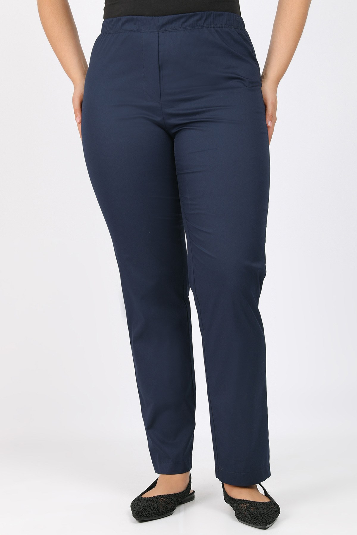 Παντελόνι ελαστικό σε slim fit γραμμή. Από σύμμεικτο βαμβάκι. Ελαστική μέση.