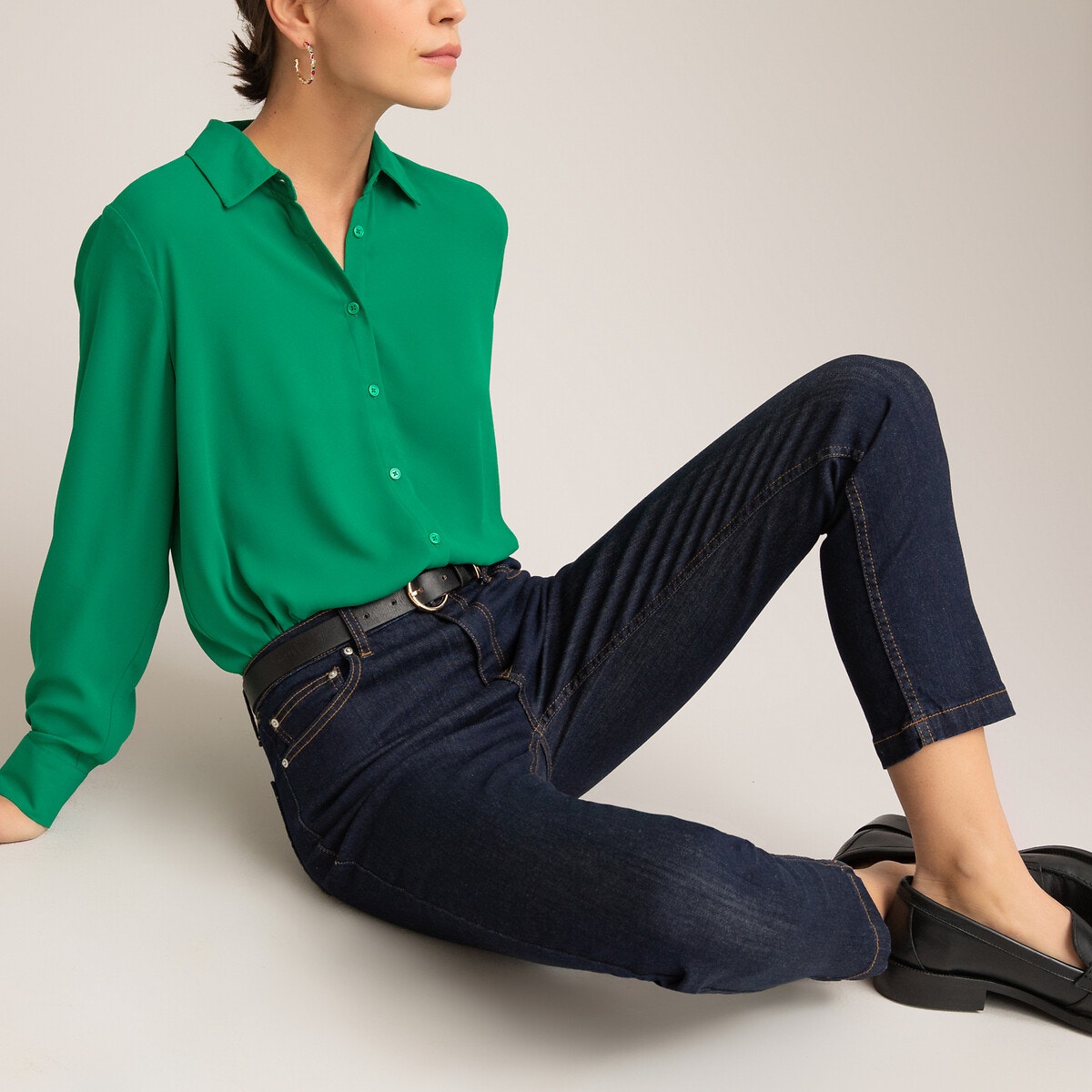 Το slim τζιν είναι βασικό κομμάτι στη γυναικεία γκαρνταρόμπα. Μακραίνει το πόδι, κολακεύει τη σιλουέτα και φοριέται με όλα, όλες τις ώρες. Προσαρμόζεται σε όλα τα στυλ.Περιγραφή: - Παντελόνι slim jeans - Κανονική μέσηΣύνθεση και συντήρηση: - 98% βαμβάκι, 2% ελαστάνη - Πλύσιμο στους 30°C στο πρόγραμμα για ευαίσθητα - Σιδέρωμα σε μέτρια θερμοκρασία - Στεγνωτήριο σε χαμηλή ταχύτητα - Απαγορεύεται το στεγνό καθάρισμαΠερισσότερες λεπτομέρειες: - Μήκος καβάλου 62 εκ., στα μπατζάκια 15 εκ. για το μέγεθος 38