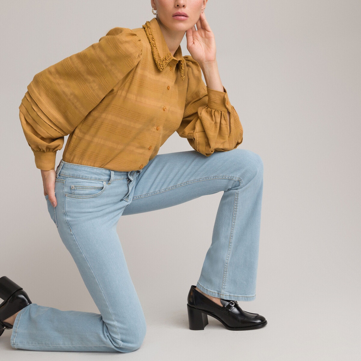 Λατρεύουμε τα τζιν bootcut γιατί κολακεύουν τη σιλουέτα, μακραίνοντας το πόδι χάρη στην εβαζέ γραμμή από τα γόνατα και κάτω. Πολύ μοντέρνο, θα κερδίσει γρήγορα μια θέση στην γκαρνταρόμπα σας.Περιγραφή: - Γραμμή bootcut - Κανονική μέσηΣύνθεση και συντήρηση: - 98% βαμβάκι, 2% ελαστάνη - Για τις οδηγίες συντήρησης, δείτε την ετικέτα του προϊόντοςΠερισσότερες λεπτομέρειες: - Μήκος καβάλου 84 εκ., φάρδος στα μπατζάκια 24 εκ. για το μέγεθος 38