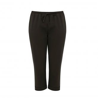  Αυτό το basic παντελόνι από βαμβακερό ύφασμα αποτελεί ιδανική επιλογή για άνετες, καθημερινές εμφανίσεις. Το ελαστικό ύφασμα και η καθαρή γραμμή προσφέρουν ελευθερία κινήσεων και minimal αισθητική. Ένα ευέλικτο κομμάτι που ταιριάζει εύκολα σε casual σύνολα. ● Απαλό ύφασμα από βαμβακερό μείγμα με ελαστικότητα ● Ελαστική μέση με ρυθμιζόμενο κορδόνι ● Άνετη, κανονική εφαρμογή ● Cropped μήκος για σύγχρονο καθημερινό στιλ ● Ελαφριά και δροσερή αίσθηση ● Συνδυάζεται εύκολα με T-shirts, μπλούζες ή πουκάμισα Μήκος (εσωτερική ραφή): 62 εκ. 62%COTTON 33%POLYESTER 5%ELASTANE