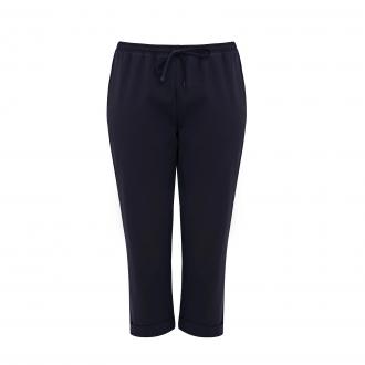  Αυτό το basic παντελόνι από βαμβακερό ύφασμα αποτελεί ιδανική επιλογή για άνετες, καθημερινές εμφανίσεις. Το ελαστικό ύφασμα και η καθαρή γραμμή προσφέρουν ελευθερία κινήσεων και minimal αισθητική. Ένα ευέλικτο κομμάτι που ταιριάζει εύκολα σε casual σύνολα. ● Απαλό ύφασμα από βαμβακερό μείγμα με ελαστικότητα ● Ελαστική μέση με ρυθμιζόμενο κορδόνι ● Άνετη, κανονική εφαρμογή ● Cropped μήκος για σύγχρονο καθημερινό στιλ ● Ελαφριά και δροσερή αίσθηση ● Συνδυάζεται εύκολα με T-shirts, μπλούζες ή πουκάμισα Μήκος (εσωτερική ραφή): 62 εκ. 62%COTTON 33%POLYESTER 5%ELASTANE