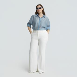  Αυτά τα παντελόνια bootcut είναι η επιτομή της κομψότητας και άνεσης, ένα απαραίτητο κομμάτι σε κάθε γκαρνταρόμπα. Φτιαγμένα από ελαστικό μείγμα ανακυκλωμένου πολυεστέρα και ελαστάνης, προσφέρουν άνεση και τέλεια εφαρμογή. Ο ψηλόμεσος σχεδιασμός επιμηκύνει τη σιλουέτα, ενώ η bootcut γραμμή προσδίδει μια σύγχρονη αίσθηση κομψότητας. Ιδανικό για το γραφείο αλλά και για βραδινές εμφανίσεις, συνδυάζεται αρμονικά με μπλούζες, σακάκια ή εντυπωσιακά τοπ. ● Από υψηλής ποιότητας ελαστικό ύφασμα ● Σε κολακευτική γραμμή bootcut ● Ελαστική μέση πίσω για άψογη εφαρμογή ● Πρακτικές τσέπες στο πλάϊ ● Ιδανικό για το γραφείο ή βραδινές εξόδους Μήκος (εσωτερική ραφή): 82,5 εκ. 90%RECYCLED POLYESTER 10%ELASTANE Made in Greece