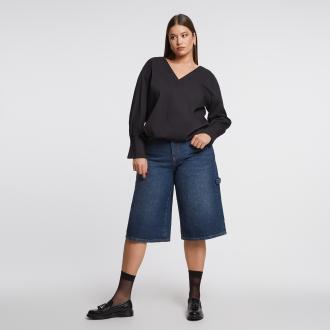  Η τζιν βερμούδα αυτή συνδυάζει την άνεση της καθημερινότητας με μια πινελιά workwear, χάρη στη utility λεπτομέρεια της. Από καθαρό βαμβάκι, προσφέρει σταθερή αλλά απαλή αίσθηση, ιδανική για τις ζεστές μέρες. Συνδυάστε τη με λευκό πουκάμισο για urban chic ή με ένα graphic t-shirt για χαλαρές στιγμές. ● Από 100% βαμβακερό denim εξαιρετικής ποιότητας ● Χαλαρό μήκος βερμούδας για άνετο στυλ ● Washed blue denim για ευκολία στο στυλ ● Κλασικό σχέδιο με 5 τσέπες και κλείσιμο με φερμουάρ και κουμπί Μήκος (εσωτερική ραφή): 42 εκ. 100%COTTON Το μοντέλο έχει ύψος 1,80 εκ. και φοράει S Made in Turkey 