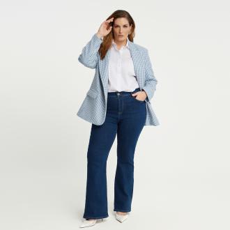  Αυτό το μπλε τζιν σε γραμμή bootcut δίνει σύγχρονο χαρακτήρα στο κλασικό denim. Η sculpted εφαρμογή και το διακριτικό flare τελείωμα δημιουργούν μια κομψή, επιμηκυμένη σιλουέτα, ιδανική για συνδυασμούς με statement tops, πουκάμισα ή minimal πλεκτά. ● Πλούσιο μπλε τζιν με μοντέρνο, προσεγμένο ύφος ● Sculpted γραμμή bootcut που επιμηκύνει το πόδι ● Καθαρές γραμμές με διακριτική καμπάνα στο τελείωμα ● Κλείσιμο με φερμουάρ και κουμπί ● Ένα ευέλικτο denim κομμάτι για αναβαθμισμένα καθημερινά looks Μήκος (εσωτερική ραφή): 81 εκ. 88%COTTON 10%POLYESTER 2%ELASTANE Το μοντέλο έχει ύψος 1,80 εκ. και φοράει S Made in Turkey 