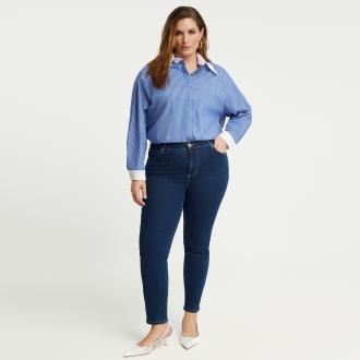 Αυτό το μπλε τζιν σε slim γραμμή προσφέρει μια σύγχρονη εκδοχή του καθημερινού denim. Η κομψή εφαρμογή και οι καθαρές λεπτομέρειες δημιουργούν ένα δυναμικό, προσεγμένο look που συνδυάζεται εύκολα με tailored πουκάμισα, πλεκτά ή statement tops. ● Πλούσιο μπλε τζιν με κομψό, σύγχρονο φινίρισμα ● Slim γραμμή που αγκαλιάζει φυσικά το πόδι ● Καθαρές, λιτές γραμμές για προσεγμένο αποτέλεσμα ● Κλείσιμο με φερμουάρ και κουμπί ● Ένα ευέλικτο denim κομμάτι για αναβαθμισμένα καθημερινά looks Μήκος (εσωτερική ραφή): 70 εκ. 88%COTTON 10%POLYESTER 2%ELASTANE Το μοντέλο έχει ύψος 1,80 εκ. και φοράει S Made in Turkey 