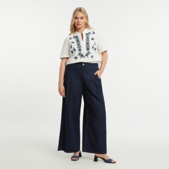 Wide-leg denim παντελόνα από 100% βαμβάκι με δομημένη υφή και καθαρές γραμμές. Οι πιέτες μπροστά προσθέτουν όγκο και κίνηση, δημιουργώντας μια σιλουέτα που συνδυάζει άνεση και σύγχρονη κομψότητα. ● Βαθύ μπλε denim με sophisticated χαρακτήρα ● Fluid wide-leg γραμμή με effortless κίνηση ● Πιέτες μπροστά που προσθέτουν δομή και fashion όγκο ● Καθαρή γραμμή μέσης για tailored αισθητική ● Minimal σχεδιασμός με elevated καθημερινό ύφος> ● Χαλαρές αλλά ισορροπημένες αναλογίες για σύγχρονο styling Μήκος (εσωτερική ραφή) - 77 cm 100%COTTON Το μοντέλο έχει ύψος 1,80 εκ. και φοράει S 