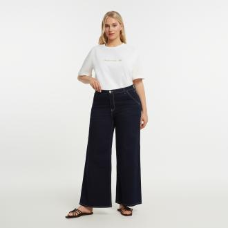  Ανανεώστε τη denim γκαρνταρόμπα σας με αυτό το wide-leg jeans που δημιουργεί καθαρή και σύγχρονη σιλουέτα. Η ψηλόμεση γραμμή επιμηκύνει το σώμα, ενώ το φαρδύ τελείωμα χαρίζει κίνηση και effortless αισθητική. Από βαμβακερό denim με ελαφριά ελαστικότητα για άνεση χωρίς να χάνει τη δομή του — ιδανικό για καθημερινά looks με fashion χαρακτήρα. ● Wide-leg γραμμή για δυναμικό αποτέλεσμα ● Ψηλόμεση εφαρμογή που κολακεύει ● Ελαστικότητα για άνεση στην κίνηση ● Κλείσιμο με κουμπί και φερμουάρ ● Συνδυάζεται εύκολα από casual έως πιο elevated εμφανίσεις Μήκος (εσωτερική ραφή): 80 εκ. 73%COTTON 23%POLYESTER 3%VISCOSE 1%ELASTANE Το μοντέλο έχει ύψος 1,80 εκ. και φοράει S 