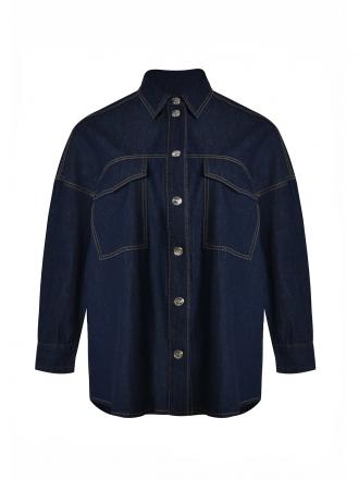Σύγχρονο denim πουκάμισο με oversized γραμμή και utility-inspired λεπτομέρειες. Φτιαγμένο από 100% βαμβάκι για σταθερή αλλά άνετη εφαρμογή, διαθέτει statement μπροστινές τσέπες και contrast γαζιά που αναδεικνύουν τον μοντέρνο χαρακτήρα του. Φοριέται ως πουκάμισο ή ως ελαφρύ layering κομμάτι για effortless styling όλη τη σεζόν. ● 100% βαμβακερό denim ύφασμα ● Oversized εφαρμογή για relaxed σιλουέτα ● Utility patch τσέπες μπροστά ● Contrast γαζιά για δυναμικό αποτέλεσμα ● Κλείσιμο με κουμπιά ● Φοριέται μόνο του ή ως overshirt 100%COTTON Το μοντέλο έχει ύψος 1,84 εκ. και φοράει S/M