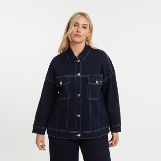 Δομημένο denim τζάκετ από premium βαμβακερό ύφασμα με ελαστικότητα που συνδυάζει ανθεκτικότητα και άνεση. Διαθέτει μακριά μανίκια, μπροστινό κούμπωμα με κουμπιά και δύο λειτουργικές τσέπες στο στήθος, επαναπροσδιορίζοντας την κλασική denim αισθητική μέσα από σύγχρονη γραμμή. ● Σύγχρονη προσέγγιση στο διαχρονικό denim tailoring ● Structured γραμμή με effortless χαρακτήρα ● Τσέπες στο στήθος με utility-inspired αισθητική ● Καθαρές γραμμές με contrast ραφές αντίθεσης ● Ελαστική υφή για άνεση όλη την ημέρα ● Ιδανικό layering κομμάτι για σύγχρονα σύνολα 73%COTTON 23%POLYESTER 3%VISCOSE 1%ELASTANE Το μοντέλο έχει ύψος 1,80 εκ. και φοράει S/M