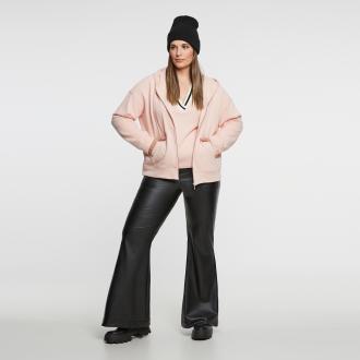 ● Απαλή ελαστική δερματίνη ● Λάστιχο στη μέση ● Flare γραμμή ● Ελαστική μέση ● Patch τσέπες Μήκος (εσωτερική ραφή): 79 εκ. 100%POLYURETHANE Το μοντέλο έχει ύψος 1,79 εκ. και φοράει S 