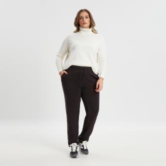 Αυτό το jogger παντελόνι σε χαλαρή γραμμή προσφέρει τον τέλειο συνδυασμό άνεσης και casual στυλ. Με πλαϊνό ρέλι σε αντίθεση, προσθέτει μια δόση sporty κομψότητας στα καθημερινά σας σύνολα. Το απαλό ύφασμα και η ελαστική μέση με ρυθμιζόμενο κορδόνι εξασφαλίζουν τέλεια εφαρμογή, καθιστώντας το ιδανικό για all-day wear. Συνδυάστε το με το αγαπημένο σας πουλόβερ ή τοπ για μια άνετη και κομψή εμφάνιση. ● Μαλακό βαμβακερό ύφασμα ● Χαλαρή γραμμή για μέγιστη άνεση ● Sporty-chic ρίγα στο πλάϊ ● Ιδανικό για casual εξόδους ή χαλαρές βόλτες Μήκος (εσωτερική ραφή): 77,5 εκ. 60%COTTON 40%POLYESTER Το μοντέλο έχει ύψος 1,79 εκ. και φοράει S 