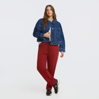 Αυτό το jogger παντελόνι σε χαλαρή γραμμή προσφέρει τον τέλειο συνδυασμό άνεσης και casual στυλ. Με πλαϊνό ρέλι σε αντίθεση, προσθέτει μια δόση sporty κομψότητας στα καθημερινά σας σύνολα. Το απαλό ύφασμα και η ελαστική μέση με ρυθμιζόμενο κορδόνι εξασφαλίζουν τέλεια εφαρμογή, καθιστώντας το ιδανικό για all-day wear. Συνδυάστε το με το αγαπημένο σας πουλόβερ ή τοπ για μια άνετη και κομψή εμφάνιση. ● Μαλακό βαμβακερό ύφασμα ● Χαλαρή γραμμή για μέγιστη άνεση ● Sporty-chic ρίγα στο πλάϊ ● Ιδανικό για casual εξόδους ή χαλαρές βόλτες Μήκος (εσωτερική ραφή): 77,5 εκ. 60%COTTON 40%POLYESTER Το μοντέλο έχει ύψος 1,73 εκ. και φοράει S 